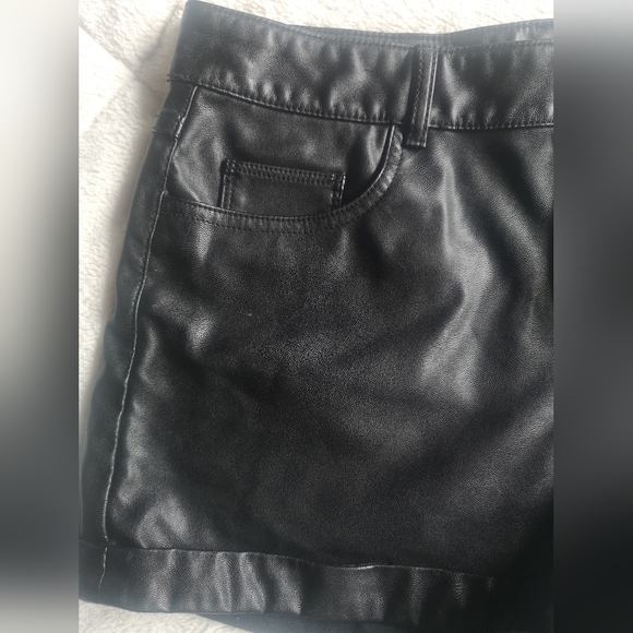 Divided faux leather shorts. Size 10 - Picture 2 of 11